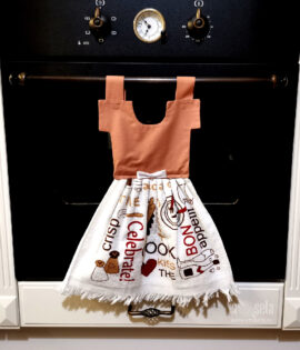Prosop decorativ tip rochiță - cu mesaje și obiecte din bucătărie